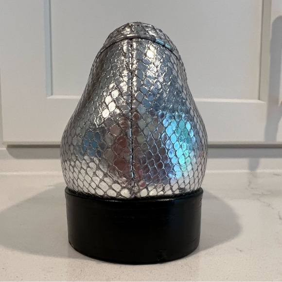 Schutz Silver Snakeskin Leather Loafers. Size 7. GUC! Dustbag included. - Picture 15 of 16